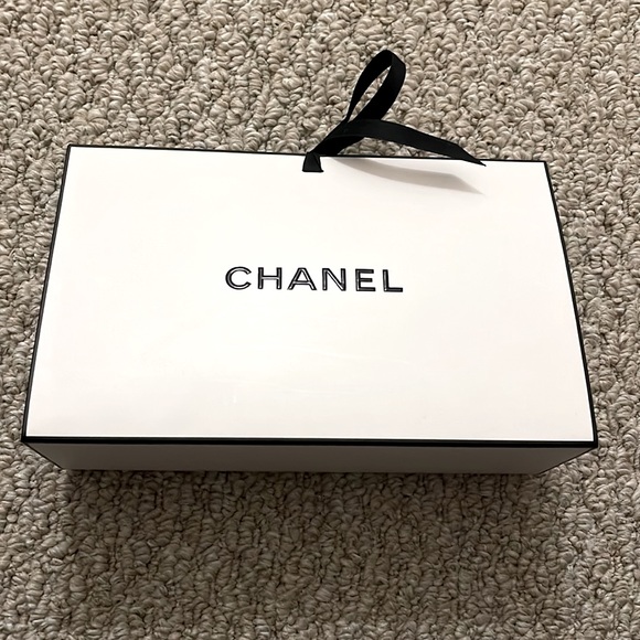 CHANEL Box - Picture 7 of 8